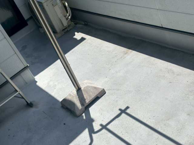 壁際床面の色ムラ